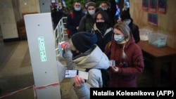 Студенты МГУ измеряют температуру перед входом в здание вуза