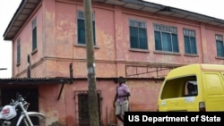 Здание в Аккре, Гана, над которым по понедельникам, вторникам и пятницам мошенники поднимали американский флаг