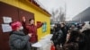 Волонтеры и родственники арестованных у входа в ЦВСИГ Сахарово (Новая Москва). 4 февраля 2021 года. Фото: AP