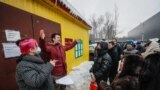 Волонтеры и родственники арестованных у входа в ЦВСИГ Сахарово (Новая Москва). 4 февраля 2021 года. Фото: AP