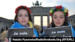 Акция солидарности с Украиной у Бранденбургских ворот в Берлине