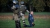 Глава управления МВД Беларуси Карпенков заявил, что нападающих на силовиков "бандитов" они "живьем брать не будут"
