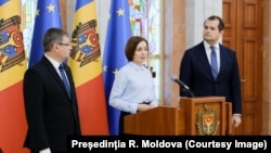 Президент Молдовы Майя Санду представляет парламенту кандидата в премьеры Василе Тофана (справа)
