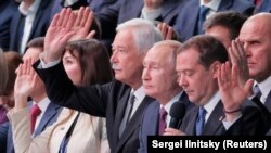 Борис Грызлов, Дмитрий Медведев, Владимир Путин и другие на съезде партии "Единая Россия"