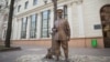 За пощечину, шарфик, поцелуй. Белорусов задерживают за "контакты" со статуей городового