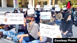 Участники студенческой акции протеста после гибели Махсы Амини. Фото: Radio Farda