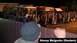 Мобилизованные в очереди перед военкоматом в сибирском городе Тара в Омской области, Россия, 26 сентября 2022 года 