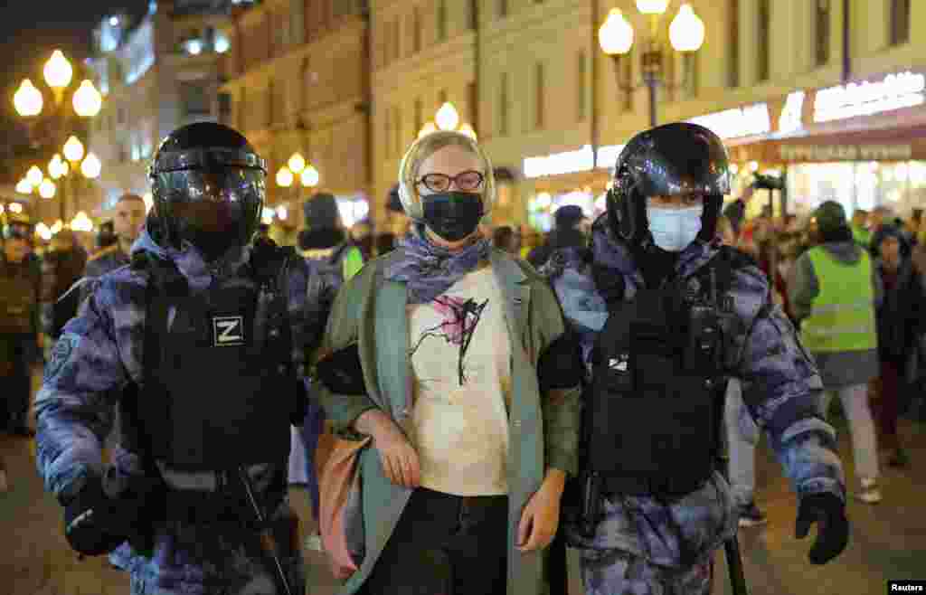 В Москве некоторых участников митинга задерживают, некоторых просто просят уйти. Каким образом принимается решение о задержании или просьбе &ndash; неизвестно