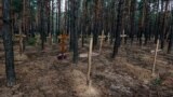 Массовое захоронение погибших военных ВСУ неподалеку от Изюма, Харьковская область, Украина, 15 сентября 2022 года 