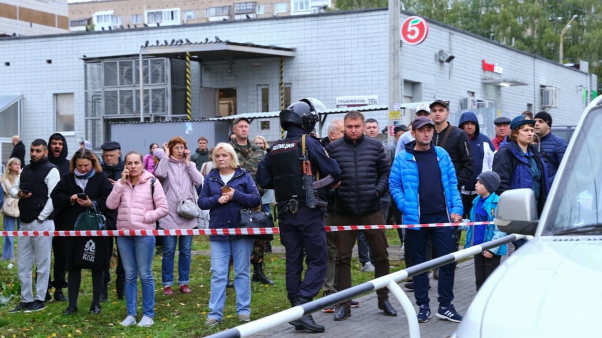 Количество погибших при стрельбе в школе Ижевска выросло до 17, в регионе  объявлен траур