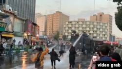 Полиция в Тегеране разгоняет протестующих водометами, 19 сентября 2022 года. Фото: Radio Farda