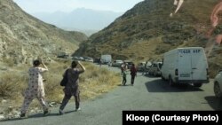 Жители Баткенской области эвакуируются из региона после эскалации конфликта на таджикско-кыргызской границе 17 сентября 2022 года. МВД сообщает об эвакуации не менее 136 тысяч жителей. Фото -- Kloop