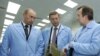 Владимир Путин, Владимир Евтушенков и Геннадий Красников во время экскурсии по заводу "Микрон" в подмосковном Зеленограде. 2006 год 
