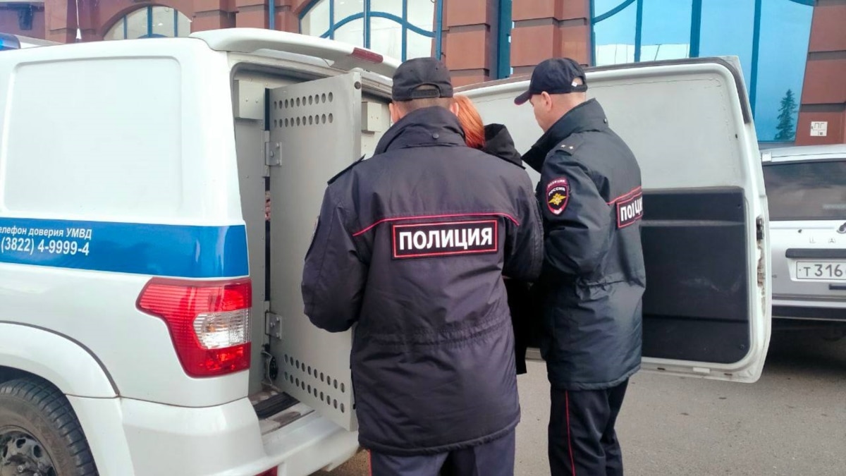 В Москве задержанную за расклейку антивоенных листовок девушку избивали  полицейские и угрожали найти 