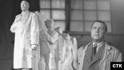 Скульптор Отакар Швец с макетом памятника Сталину. Прага, 1953