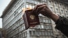 Первое правило – не сжигайте паспорт. Как россияне выходят из гражданства