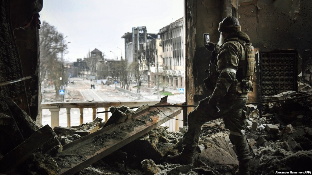 Российский солдат в разрушенном Мариупольском драматическом театре