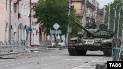 Военные так называемой "ДНР" в Мариуполе. Фото: ТАСС