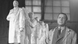 Скульптор Отакар Швец с макетом памятника Сталину. Прага, 1953