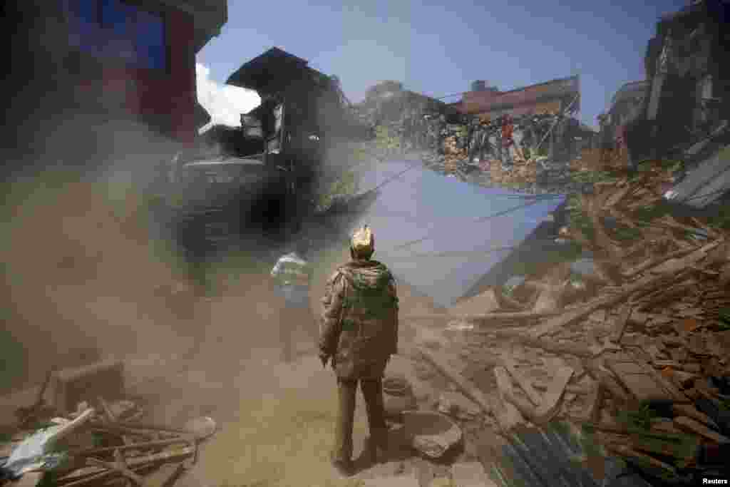 Спасатели на руинах зданий в Бактапуре, Непал