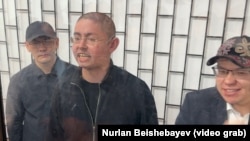 Кадырбек Атамбаев в центре