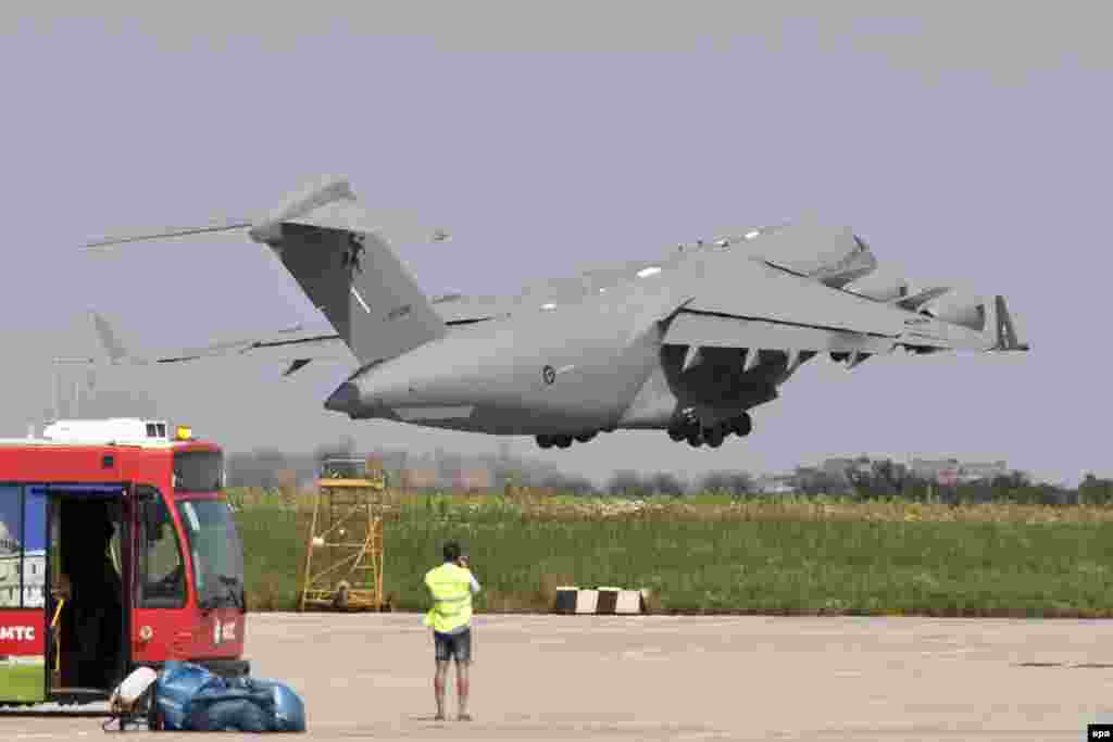 Самолет ВВС Австралии вылетает из аэропорта Харькова с телами погибших пассажиров. 24 июля 2014 года&nbsp;