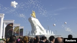 Позолоченная статуя 21-метровая статуя президента Туркменистана в Ашхабаде. 22 мая, 2015 года