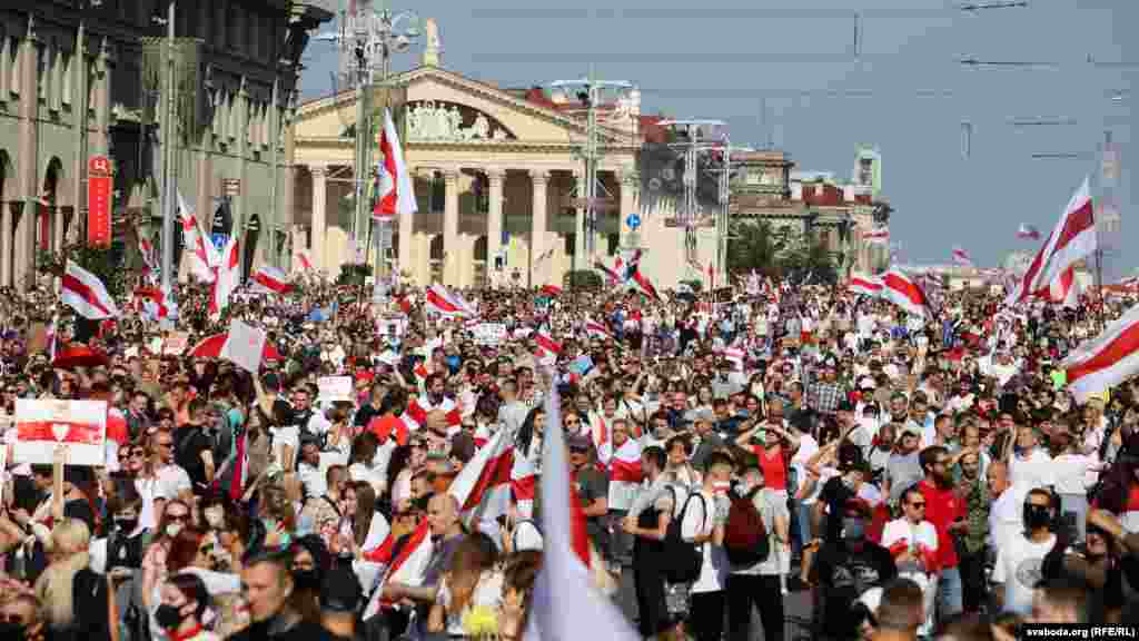 Это третья масштабная демонстрация и 22-й день протестов после выборов президента. Участники акций выступают за проведение новых выборов и требуют отставки Александра Лукашенко
