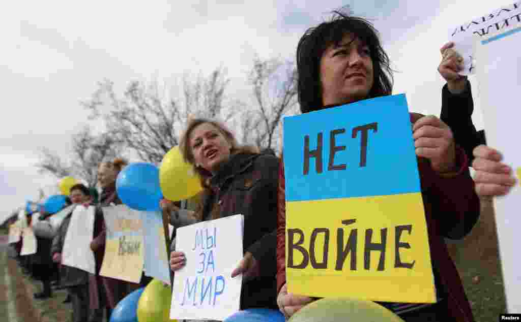 Протесты против оккупации проходили по всему Крыму практически ежедневно. Жители Крыма выступали под украинскими флагами с призывами к миру, 6 марта 2014 года