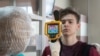 Студенту Рязанского радиотехнического университета измеряют температуру на входе в вуз, 18 марта 2020 года. Фото: ТАСС