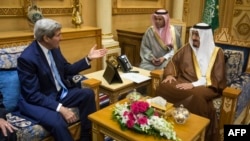 Госсекретарь США Джон Керри с королем Саудовской Аравии Салманом бин Абдулазизом, октябрь 2015 года 