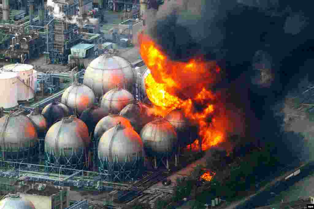 Трагедия на Фукусиме &ndash; не единственная техногенная катастрофа, которую вызвали цунами и землетрясение. На побережье Японии произошли взрывы на нескольких нефтеперерабатывающих заводах, в хранилищах природного газа, а также на нефтехимическом комплексе. На фото &ndash; пожар на НПЗ в городе Чиба