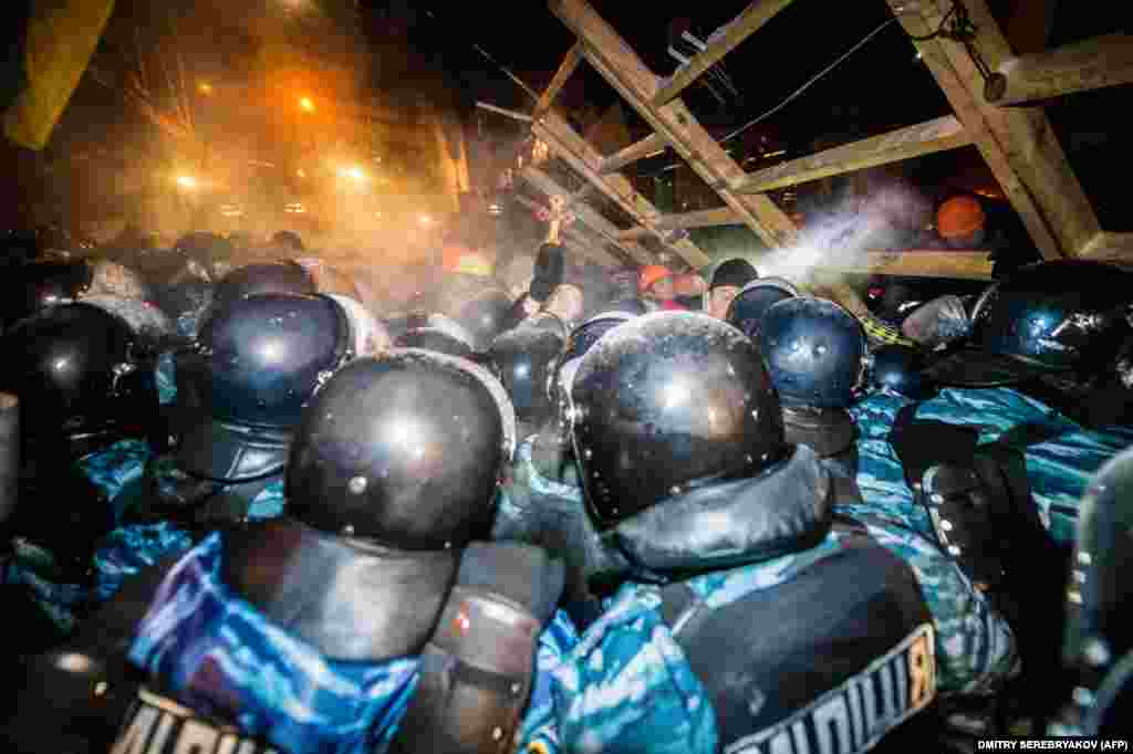 Вечер 11 декабря. Спецназ штурмует баррикады, удерживаемые протестующими. &quot;Беркут&quot; и силы МВД в 2 часа ночи проводят операцию против активистов