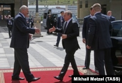 Лукашенко встречает Путина в Минске в окружении сотрудников службы безопасности, 8 июня 2016