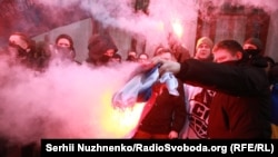Радикалы сжигают российский флаг, сорванный со здания Россотрудничества. Киев, 17 февраля 2018
