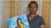 Художник в Казахстане стоял с листами ватмана на остановке и ждал транспорт. Полиция приняла его за митингующего 