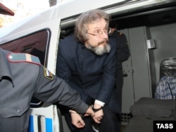 Василий Бойко у стен Тверского суда, где решался вопрос о его аресте в 2008 году