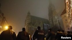 Полицейские в Вене блокируют вход на площадь (архивное фото, 3 февраля 2017)