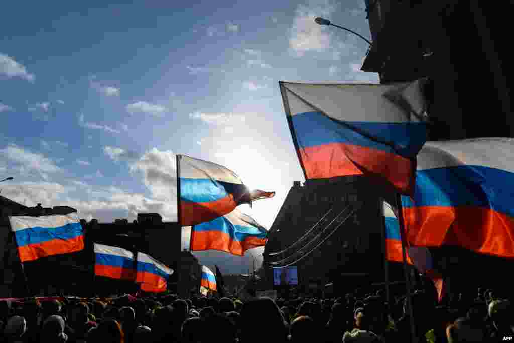 Российские флаги на акции в Москве