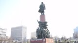 "Подлежит демонтажу": активисты повесили баннер на памятник Ленину в Москве