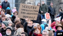 Демонстрация против сексизма у Кельнского собора днем 9 января
