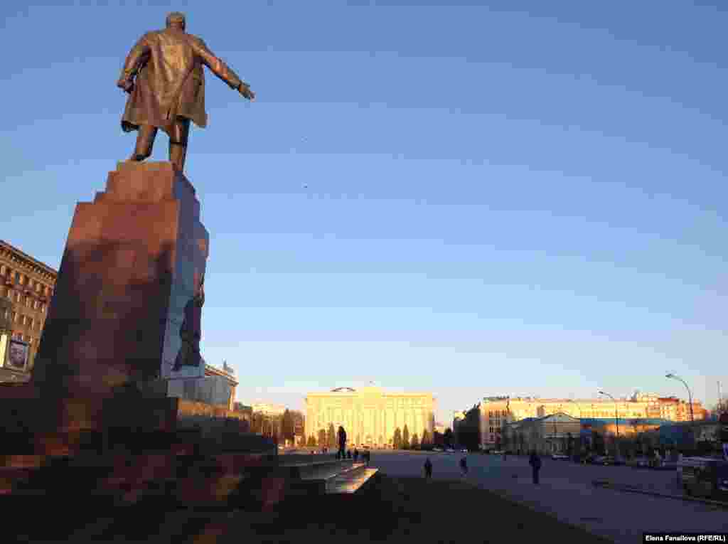 Памятник Ленину в апреле этого года. Монумент общей высотой более 20 метров был открыт в 1963-м году 