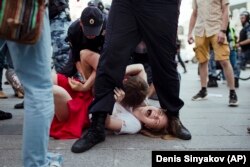 Инга Кудрачева и Борис Канторович на акции 27 июля 2019 года. Фото: AP