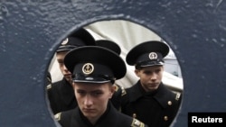 Курсанты Военного инженерно-технического университета принимают присягу на борту "Авроры"