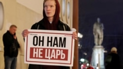 Активист с плакатом в одиночном пикете против обнуления сроков Владимира Путина. Москва, 13 марта 2020 года. Фото: Reuters