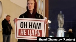 Активист с плакатом в одиночном пикете против обнуления сроков Владимира Путина. Москва, 13 марта 2020 года. Фото: Reuters