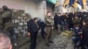 Радикалы из "Азова" замуровали вход в отделение российского Сбербанка в Киеве и залили пеной его банкоматы