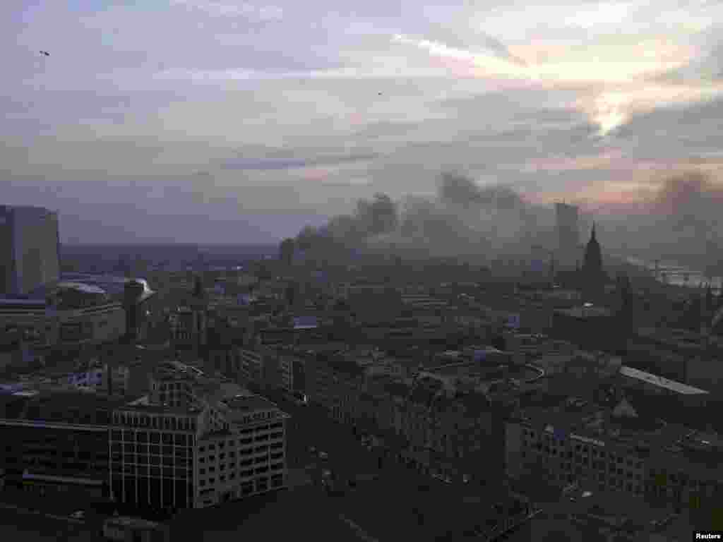 Дым над Франкфуртом-на-Майне 18 марта 2015 года от возгораний, устроенных демонстрантами