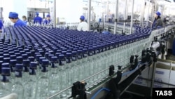 Производство водки на заводе "Омсквинпром", архивное фото