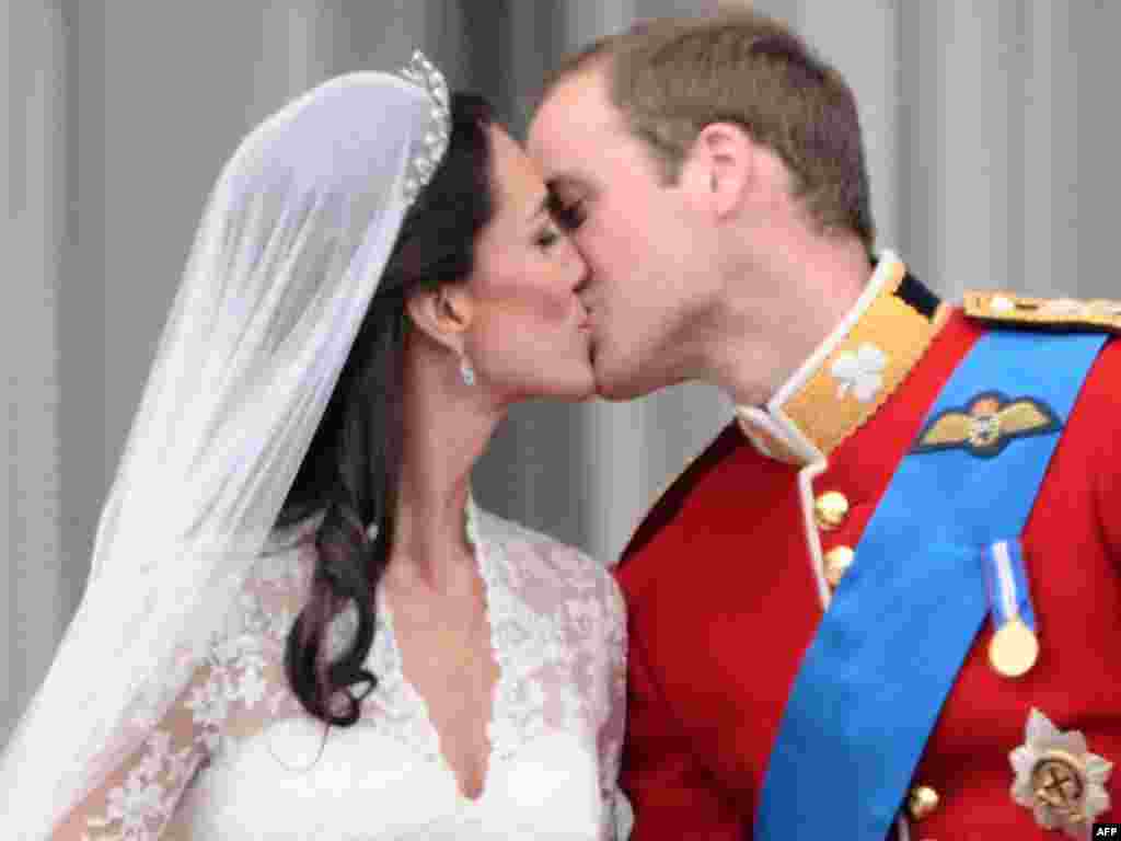 Герцогиня Кембриджская и Принц Уильям во время брачной церемонии в Вестминстерском соборе, апрель 2011 года&nbsp;